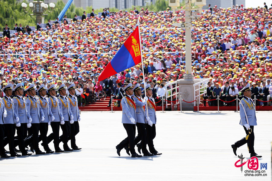  9月3日，中國人民抗日戰(zhàn)爭暨世界反法西斯戰(zhàn)爭勝利70周年紀念大會在北京隆重舉行，有11個國家派方隊、6個國家派代表隊來華參加閱兵。圖為蒙古國武裝力量方隊通過天安門廣場。中國網(wǎng)記者 楊佳攝 