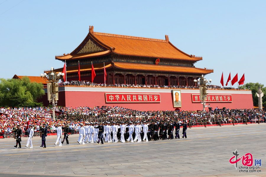  9月3日，中國(guó)人民抗日戰(zhàn)爭(zhēng)暨世界反法西斯戰(zhàn)爭(zhēng)勝利70周年紀(jì)念大會(huì)在北京隆重舉行，有11個(gè)國(guó)家派方隊(duì)、6個(gè)國(guó)家派代表隊(duì)來(lái)華參加閱兵。圖為墨西哥武裝力量方隊(duì)通過(guò)天安門廣場(chǎng)。中國(guó)網(wǎng)記者 董寧攝