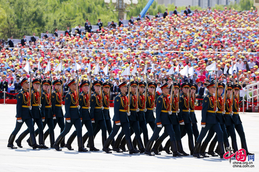  9月3日，中國人民抗日戰(zhàn)爭暨世界反法西斯戰(zhàn)爭勝利70周年紀念大會在北京隆重舉行，有11個國家派方隊、6個國家派代表隊來華參加閱兵。圖為俄羅斯聯(lián)邦武裝力量方隊通過天安門廣場。中國網(wǎng)記者 楊佳攝